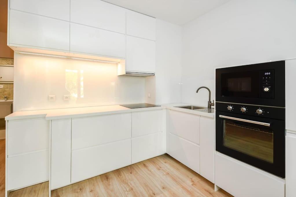 New Modern Apartment In City Center ブラチスラヴァ エクステリア 写真