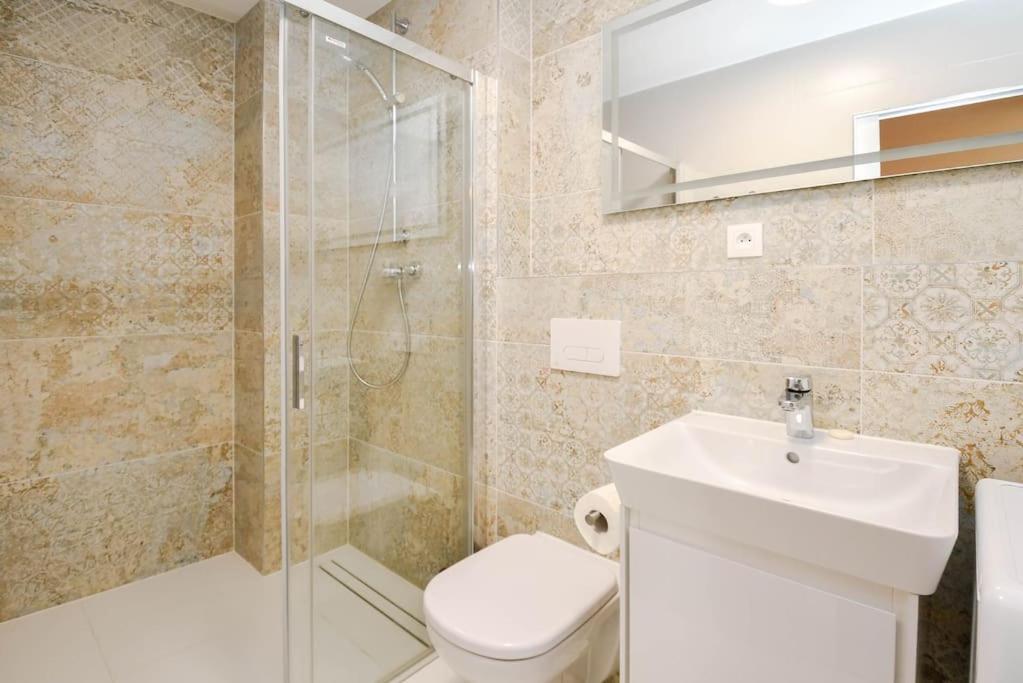 New Modern Apartment In City Center ブラチスラヴァ エクステリア 写真
